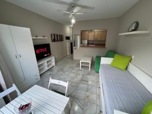 mały salon z łóżkiem i telewizorem w obiekcie Genuar Apartments Malaga Center 2 w Maladze