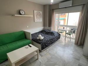salon z zieloną kanapą i stołem w obiekcie Genuar Apartments Malaga Center 2 w Maladze