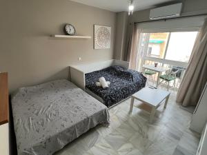 Łóżko lub łóżka w pokoju w obiekcie Genuar Apartments Malaga Center 2