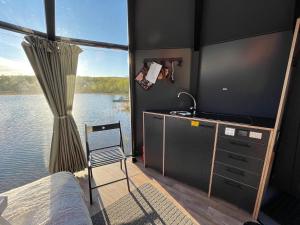 a room with a tv and a bed and a desk at Aurora Hut - luksusmajoitus iglu tunturilammella Pohjois-Lapissa Nuorgamissa in Nuorgam
