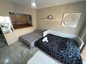 Łóżko lub łóżka w pokoju w obiekcie Genuar Apartments Malaga Center 2