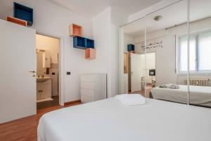 Cozy apartament in Piazza 5 Giornate by Easylife tesisinde bir odada yatak veya yataklar