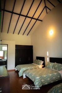 a room with two beds in a room at Hotel Campestre Casa de la Abuela in La Capilla