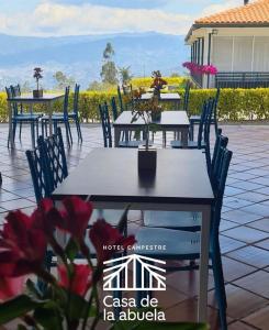 a group of tables and chairs on a patio at Hotel Campestre Casa de la Abuela in La Capilla