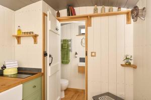 Kuchyň nebo kuchyňský kout v ubytování Luxury Shepherd Hut on small South Hams farm, Devon + 9 fotografií