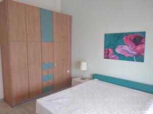 een slaapkamer met een bed en een houten kast bij Panorama View Evia GREECE in Kamarítsa