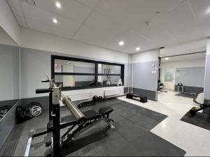ฟิตเนสเซ็นเตอร์และ/หรือเครื่องออกกำลังกายที่ Suite - King Size Bed - Gym&Wifi - Indoor Parking