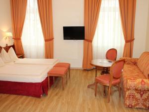 TV a/nebo společenská místnost v ubytování Altstadt Hotel Mosser Villach mit Parkplatz