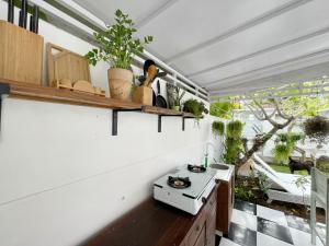 une cuisine avec une cuisinière et quelques plantes dans l'établissement 2 Bedroom Villa Kuncara With Private Pool Canggu, à Canggu