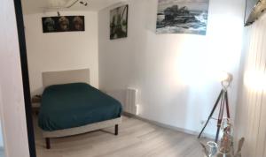 a bedroom with a bed in a room with a mirror at Antom in Berck-sur-Mer