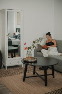 una donna seduta su un divano in soggiorno di Gallery Apartment 1 a Martin