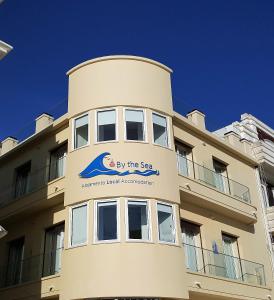 un bâtiment avec un panneau sur son côté dans l'établissement By the Sea, à Nazaré