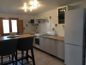 kuchnia ze stołem i białą lodówką w obiekcie Casa Lumbreras w mieście Esparragalico