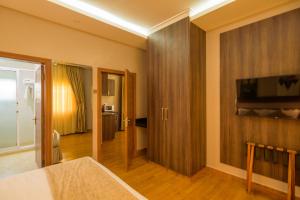 TV a/nebo společenská místnost v ubytování Abai Lodges & Spa
