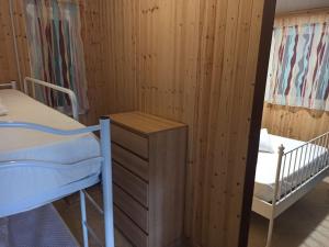 ein Schlafzimmer mit einem Etagenbett und einem Kinderbett in der Unterkunft Camping Poseidonia in Paestum