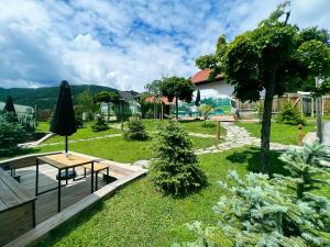 einen Garten mit einem Tisch und einem Sonnenschirm in der Unterkunft Glamping Langus in Topolšica