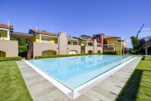 - une piscine dans l'arrière-cour d'une villa dans l'établissement My Peschiera Family Home Fornaci 1, à Peschiera del Garda