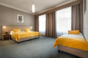 Postel nebo postele na pokoji v ubytování Atlantic Hotel