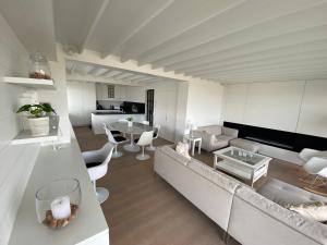 un salon avec un canapé et une table dans l'établissement Dunes and Sea, à Nieuport