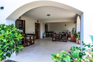 an archway leading to a patio with tables and chairs at Casa Istriana Dajla in Novigrad Istria