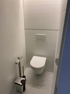 - une petite salle de bains pourvue de toilettes et d'une poubelle dans l'établissement Dunes and Sea, à Nieuport