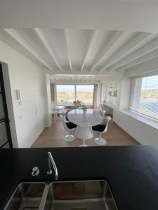 une cuisine et un salon avec une table et des chaises dans l'établissement Dunes and Sea, à Nieuport 12 autres photos