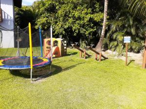 einen Park mit Spielplatz mit Spielgeräten in der Unterkunft Sol, mar e natureza perto de você. in Itacimirim