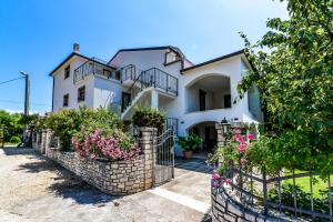 a white house with flowers in front of it at Casa Istriana Dajla in Novigrad Istria