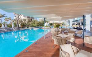 Basen w obiekcie Marins Suites - Adults Only Hotel lub w pobliżu
