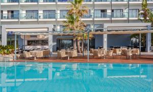 Basen w obiekcie Marins Suites - Adults Only Hotel lub w pobliżu