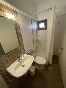a bathroom with a sink and a toilet at Αφροδίτη Hotel in Néon Rýsion