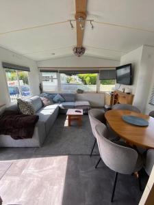 sala de estar con sofá y mesa en RBR 154 - Beach Resort Kamperland, en Kamperland