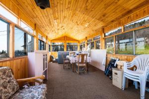 ein Zimmer mit einem Tisch und Stühlen in einem Zugwagen in der Unterkunft gite cap a l aigle in La Malbaie