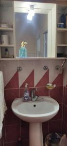 y baño con lavabo y espejo. en Guest rooms in local family house, en Fethiye