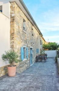 un edificio de piedra con puertas azules y patio en Pr' Marici, en Koper