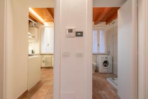 a kitchen with a washer and dryer in a room at VIA 5 GIORNATE 13 - Apartment in Como