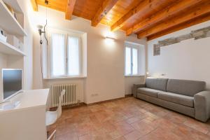 a living room with a couch and a tv at VIA 5 GIORNATE 13 - Apartment in Como