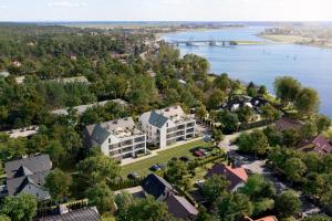 z góry widok na dzielnicę mieszkalną z jeziorem w obiekcie Villa Neptun - apartament przyjazny zwierzętom w Gdańsku