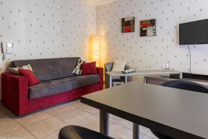 una sala de estar con un sofá y una mesa en Résidence Egalité - Montmartre, en Dijon