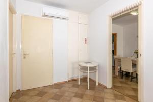 Cette petite chambre comprend une table et une porte. dans l'établissement Apartment Omiška, à Split