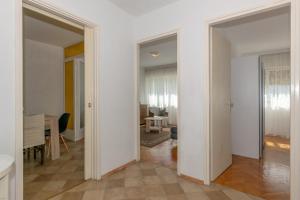un salon aux murs blancs et une salle à manger dans l'établissement Apartment Omiška, à Split