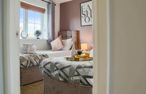 Ένα ή περισσότερα κρεβάτια σε δωμάτιο στο Charming House - Sleeps up to 6 - Free Parking, Fast Wifi with Smart TV with Netflix by Yoko Property