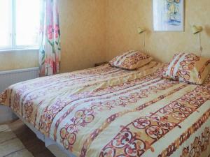 瑟尔沃斯堡4 person holiday home in SÖLVESBORG-By Traum的一间卧室配有一张带被子和枕头的床