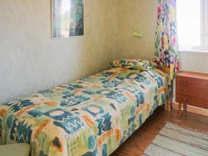 瑟尔沃斯堡4 person holiday home in SÖLVESBORG-By Traum的带床、梳妆台和窗户的卧室