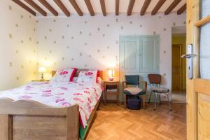 Moraches的住宿－Gîte d'Haute-Cour，卧室配有一张床和一张桌子及椅子