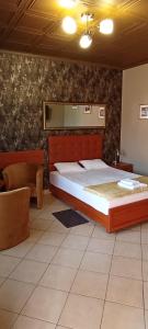 a bedroom with a large bed in a room at Nad Potokiem in Kaczorów