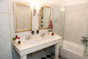 A bathroom at Katerina's Luxury Apartment