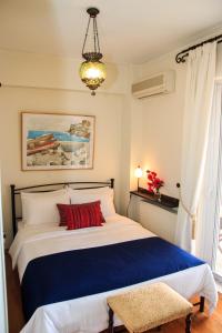 A bed or beds in a room at Katerina's Luxury Apartment