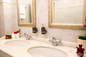 A bathroom at Katerina's Luxury Apartment