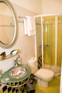 A bathroom at Katerina's Luxury Apartment